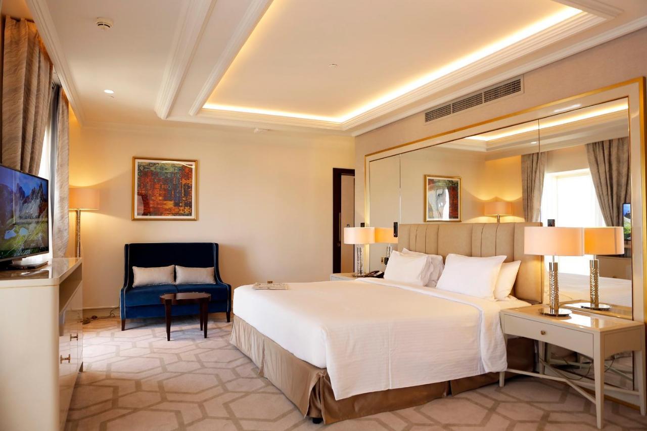 The Tower Plaza Hotel Dubái Exterior foto A room at the hotel