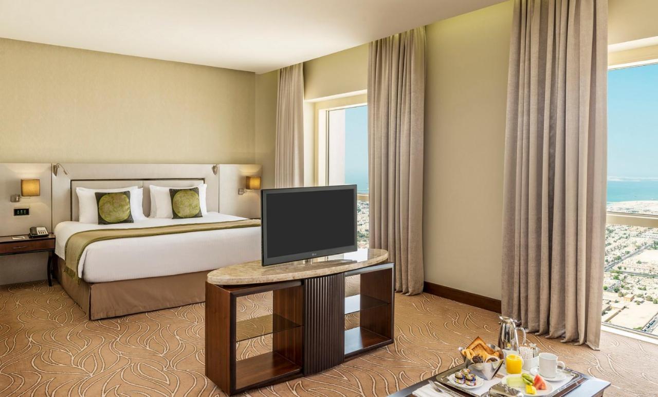 The Tower Plaza Hotel Dubái Exterior foto A room at the hotel