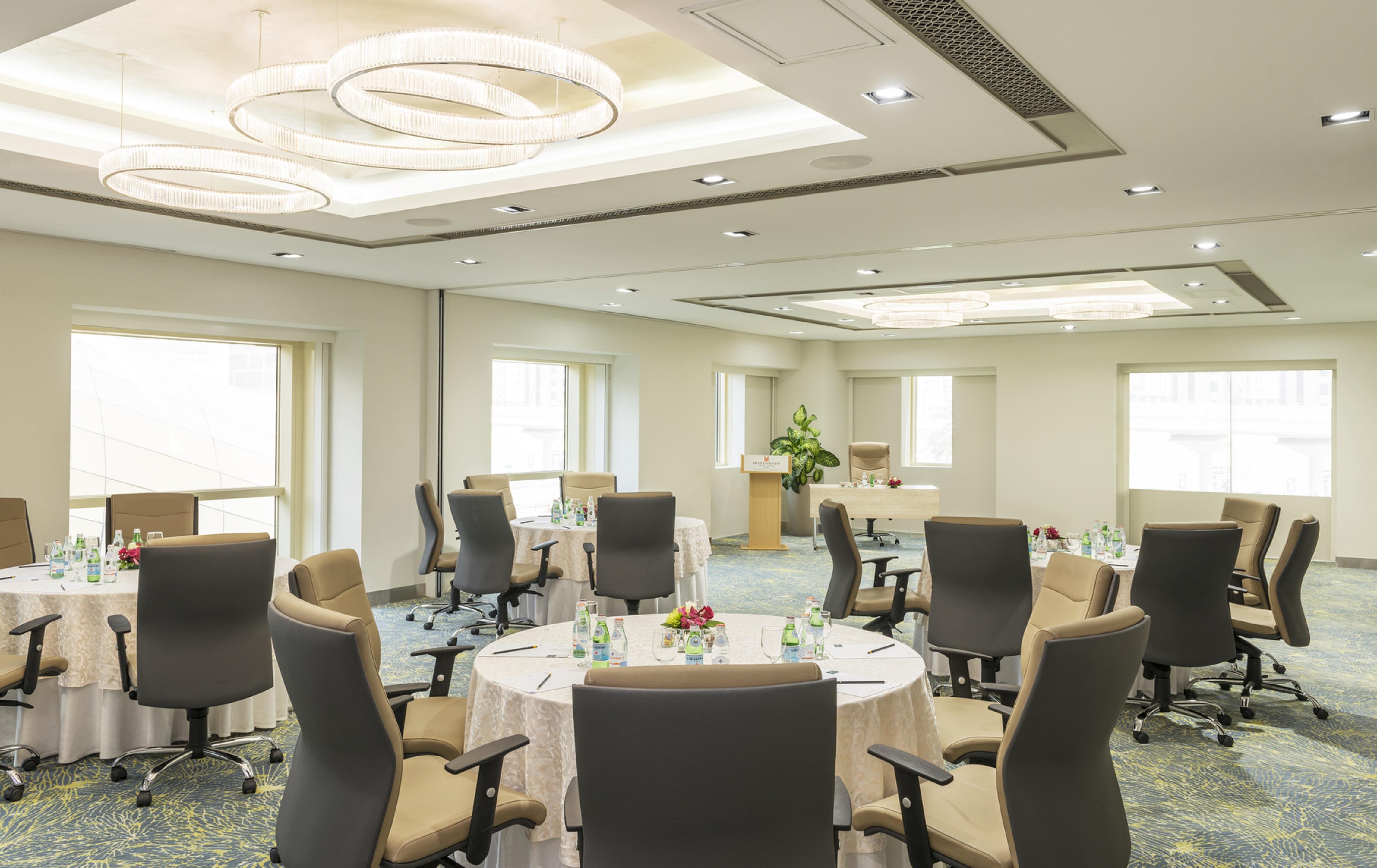 The Tower Plaza Hotel Dubái Exterior foto The meeting room of the hotel