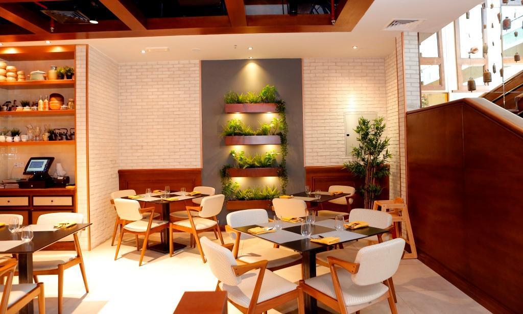 The Tower Plaza Hotel Dubái Exterior foto Interior of the restaurant