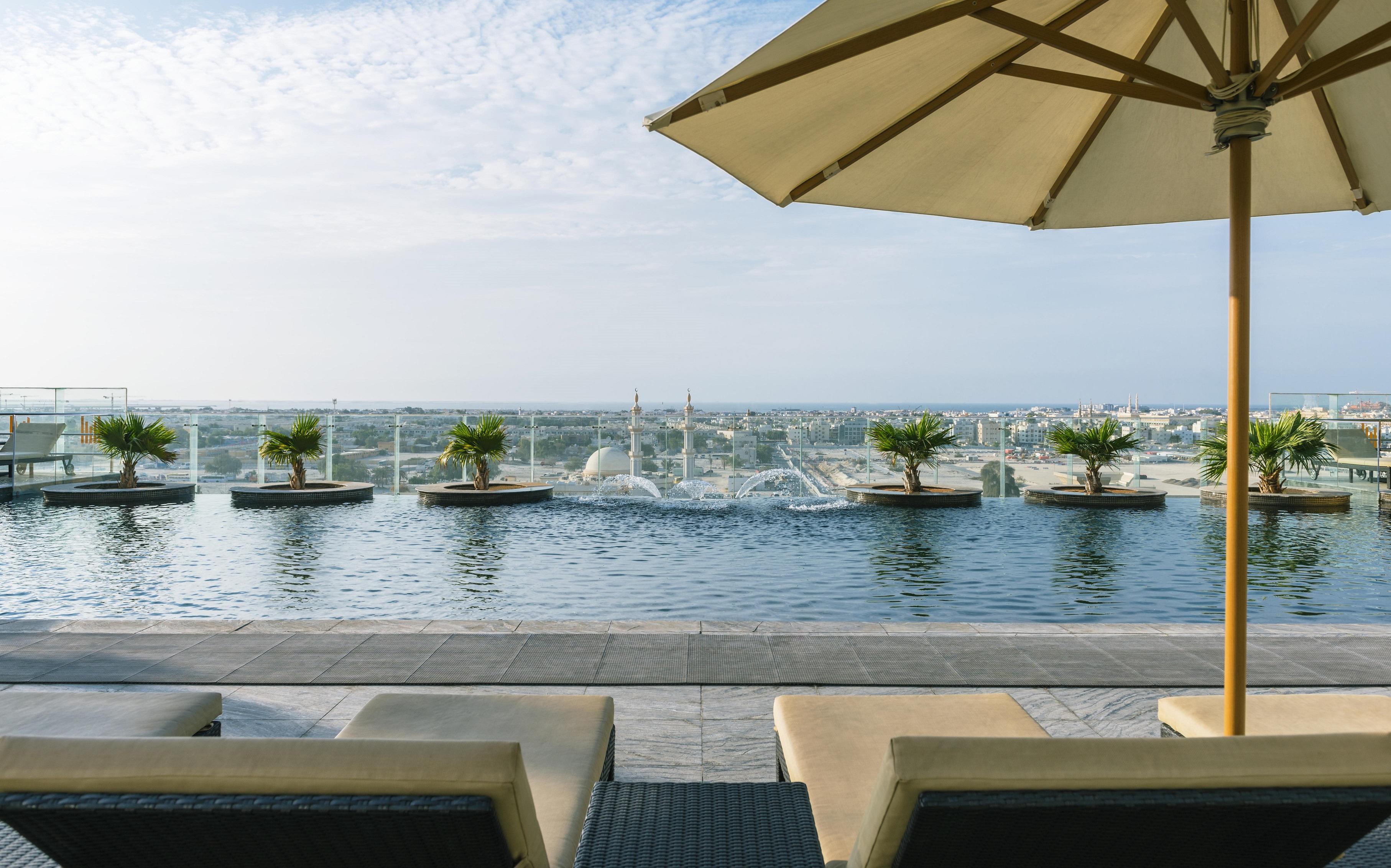 The Tower Plaza Hotel Dubái Exterior foto Rooftop pool
