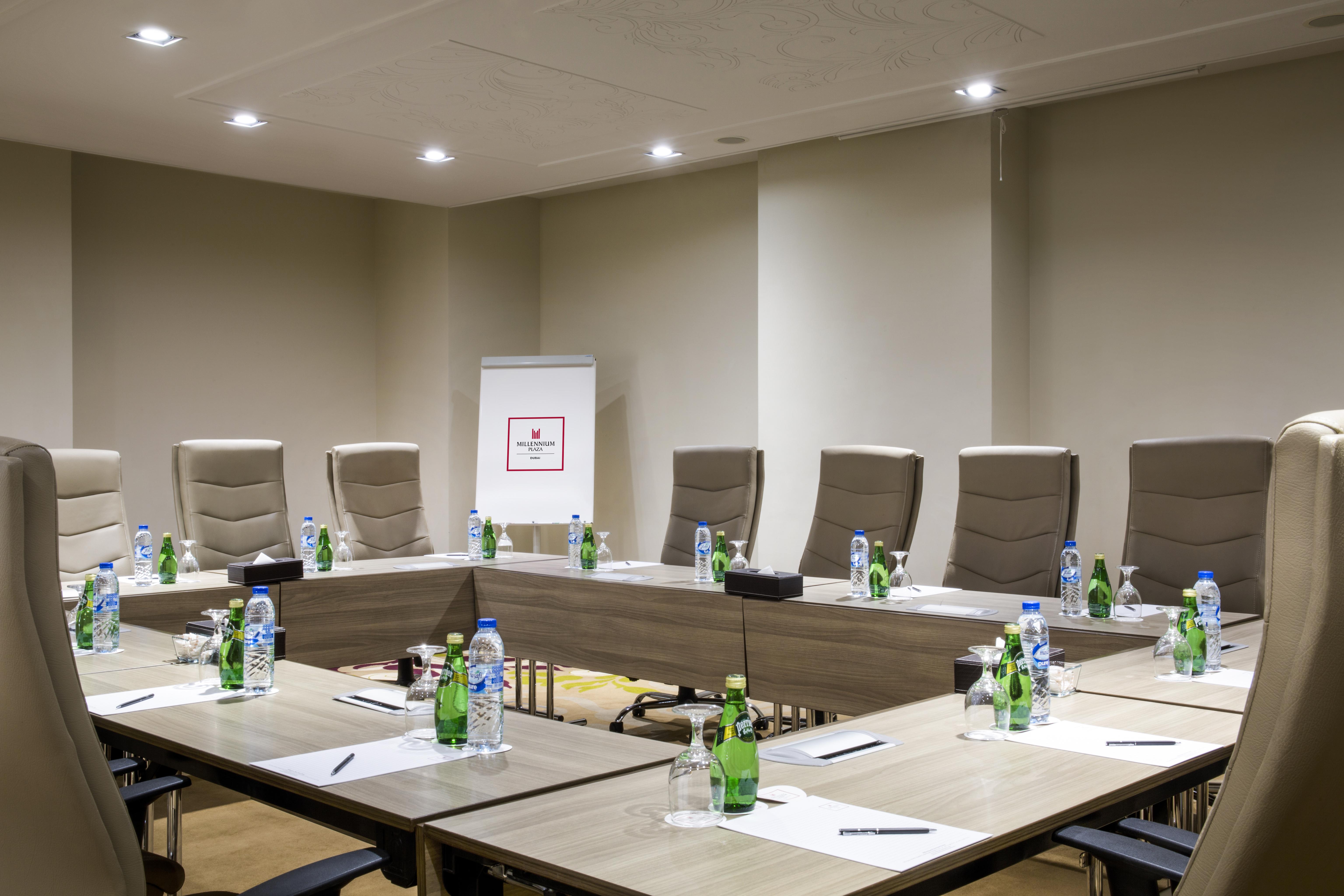 The Tower Plaza Hotel Dubái Exterior foto Meeting room