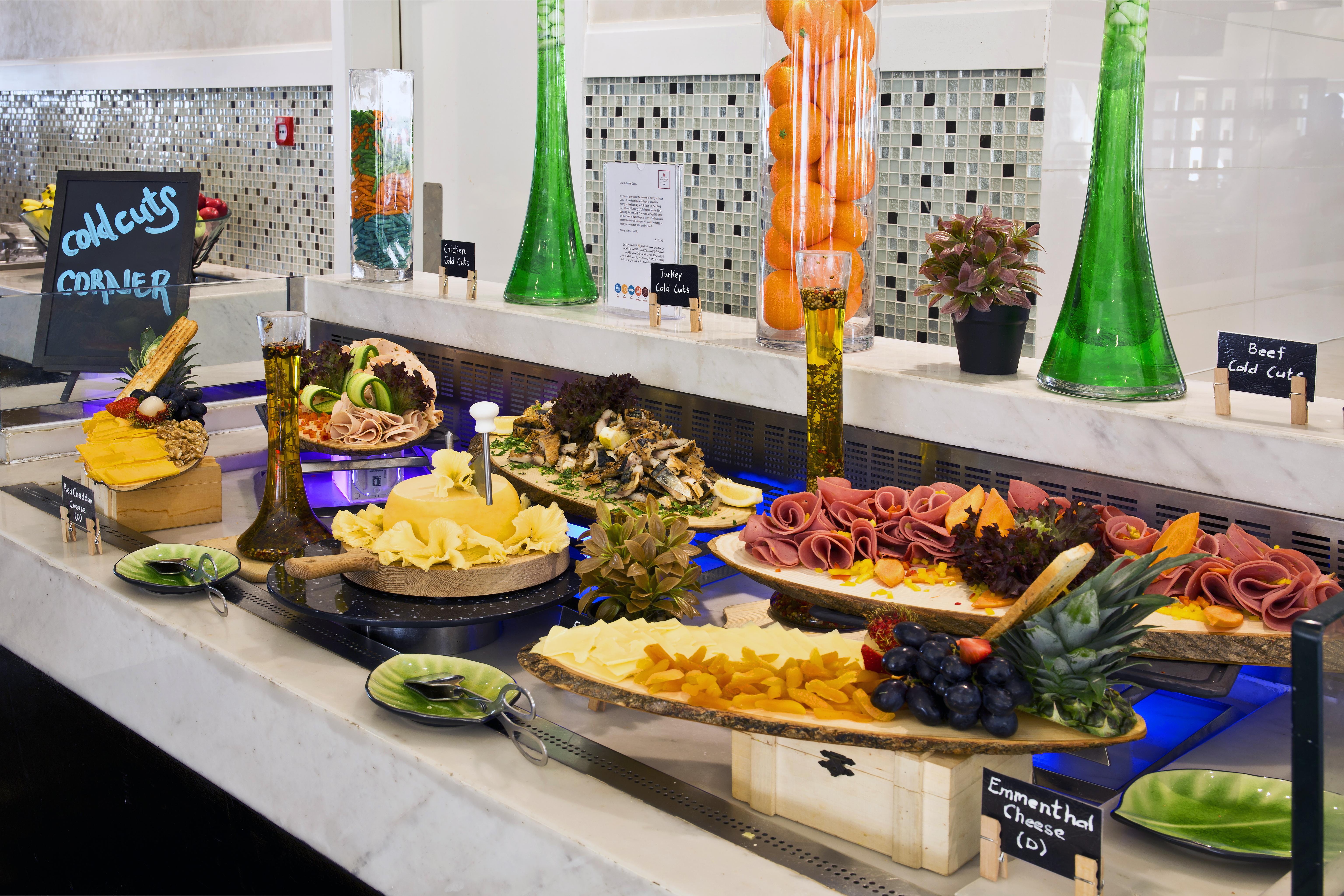 The Tower Plaza Hotel Dubái Exterior foto A buffet at a luxury hotel