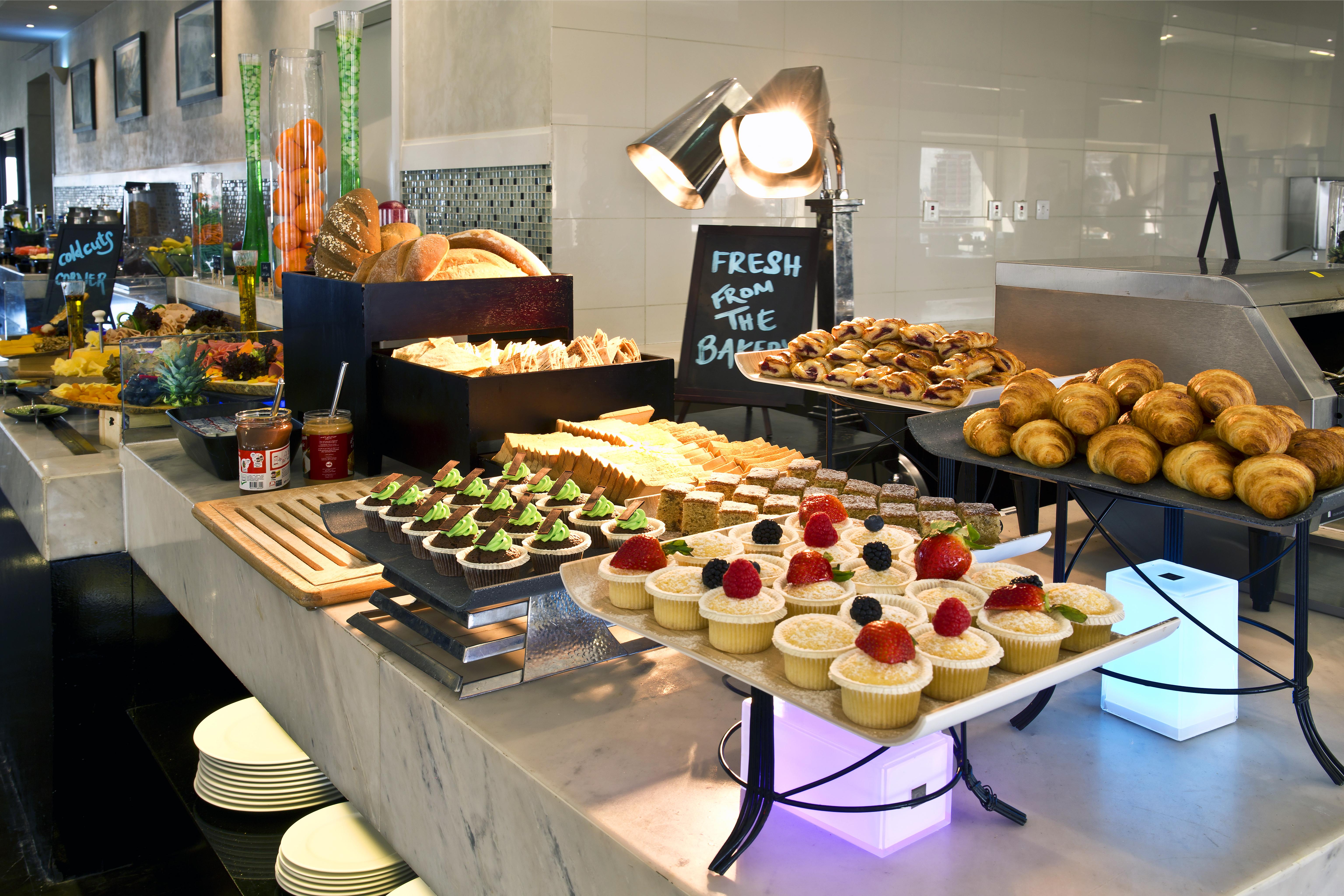 The Tower Plaza Hotel Dubái Exterior foto A buffet breakfast at a luxury hotel
