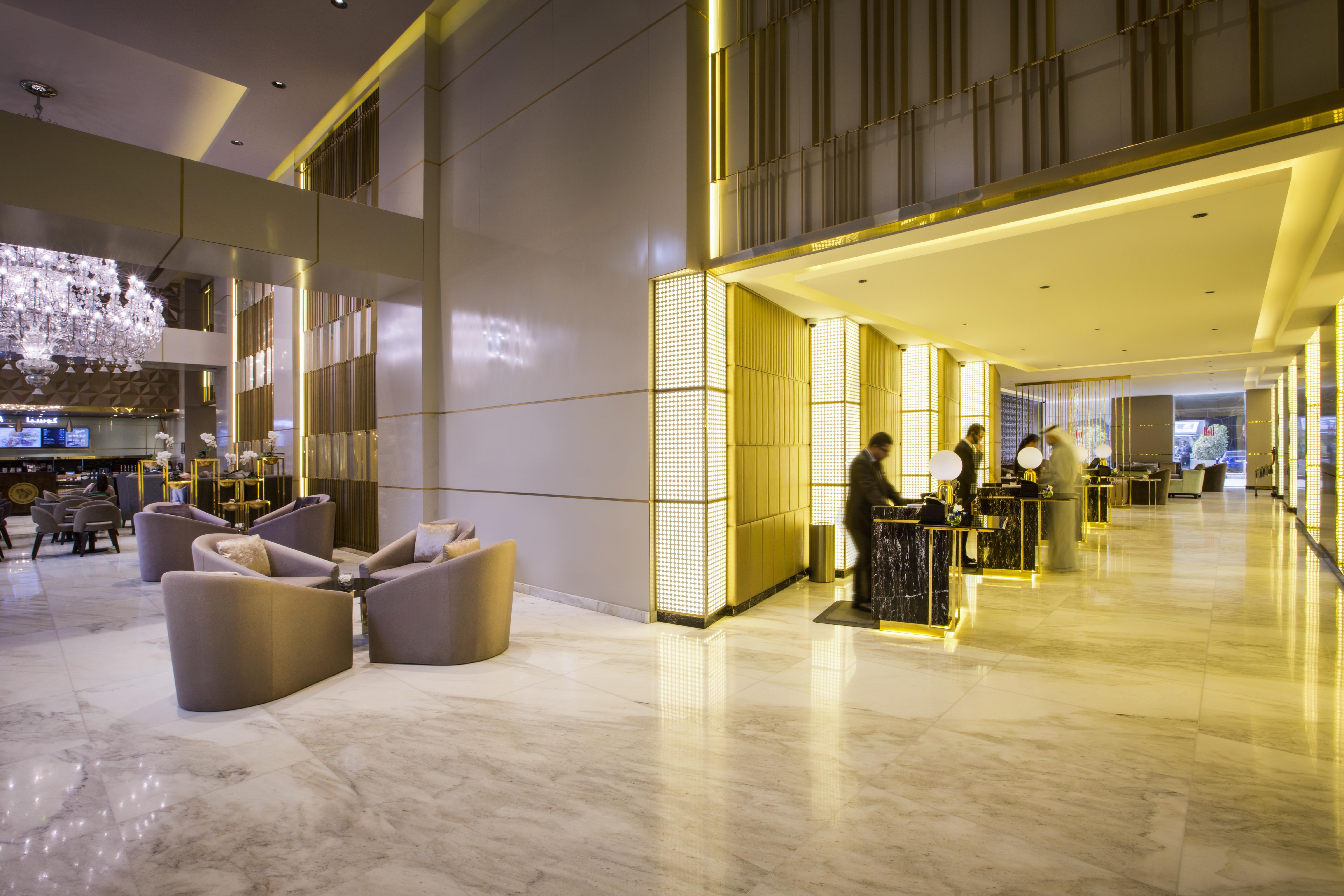 The Tower Plaza Hotel Dubái Exterior foto The hotel lobby