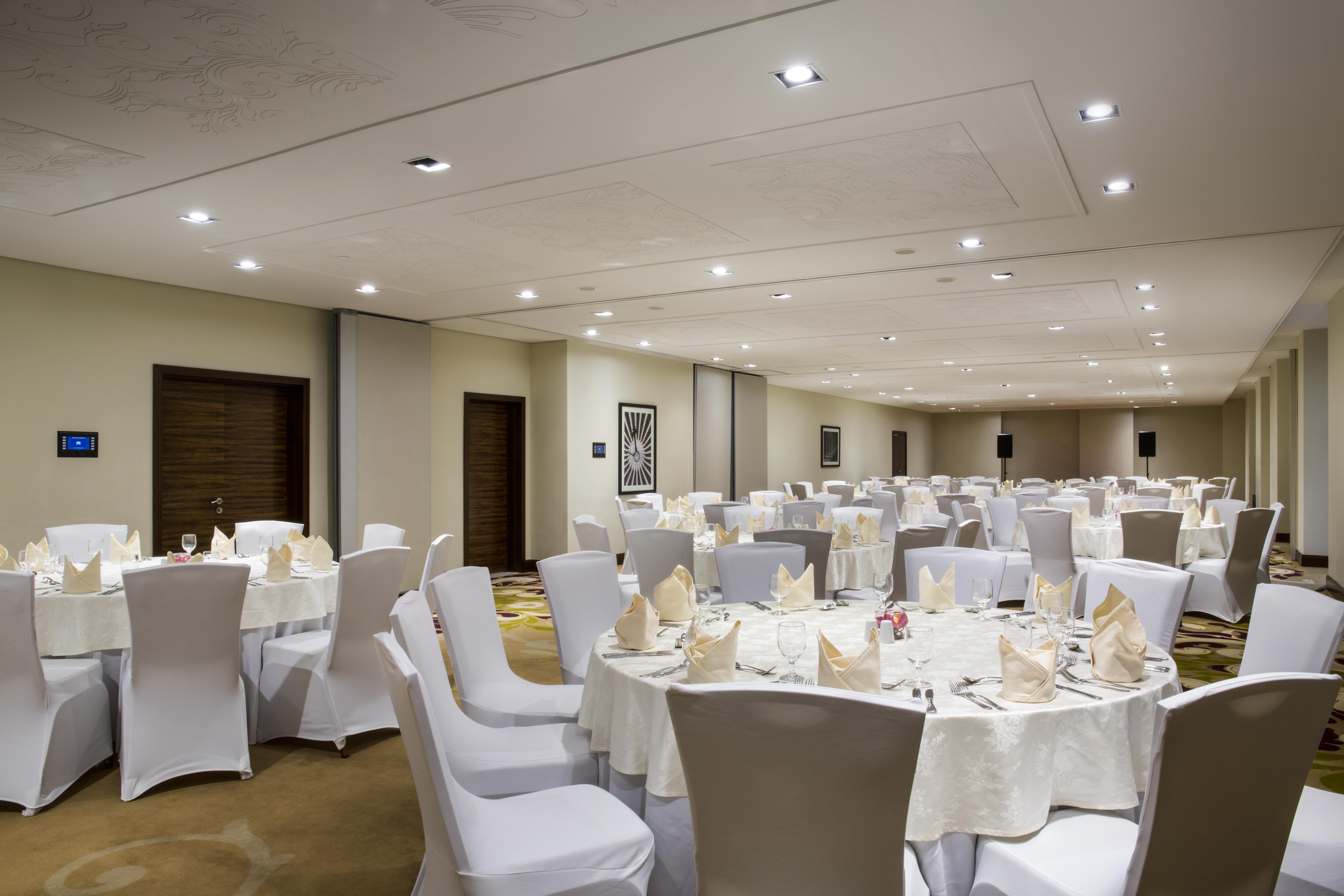 The Tower Plaza Hotel Dubái Exterior foto The hotel's function hall