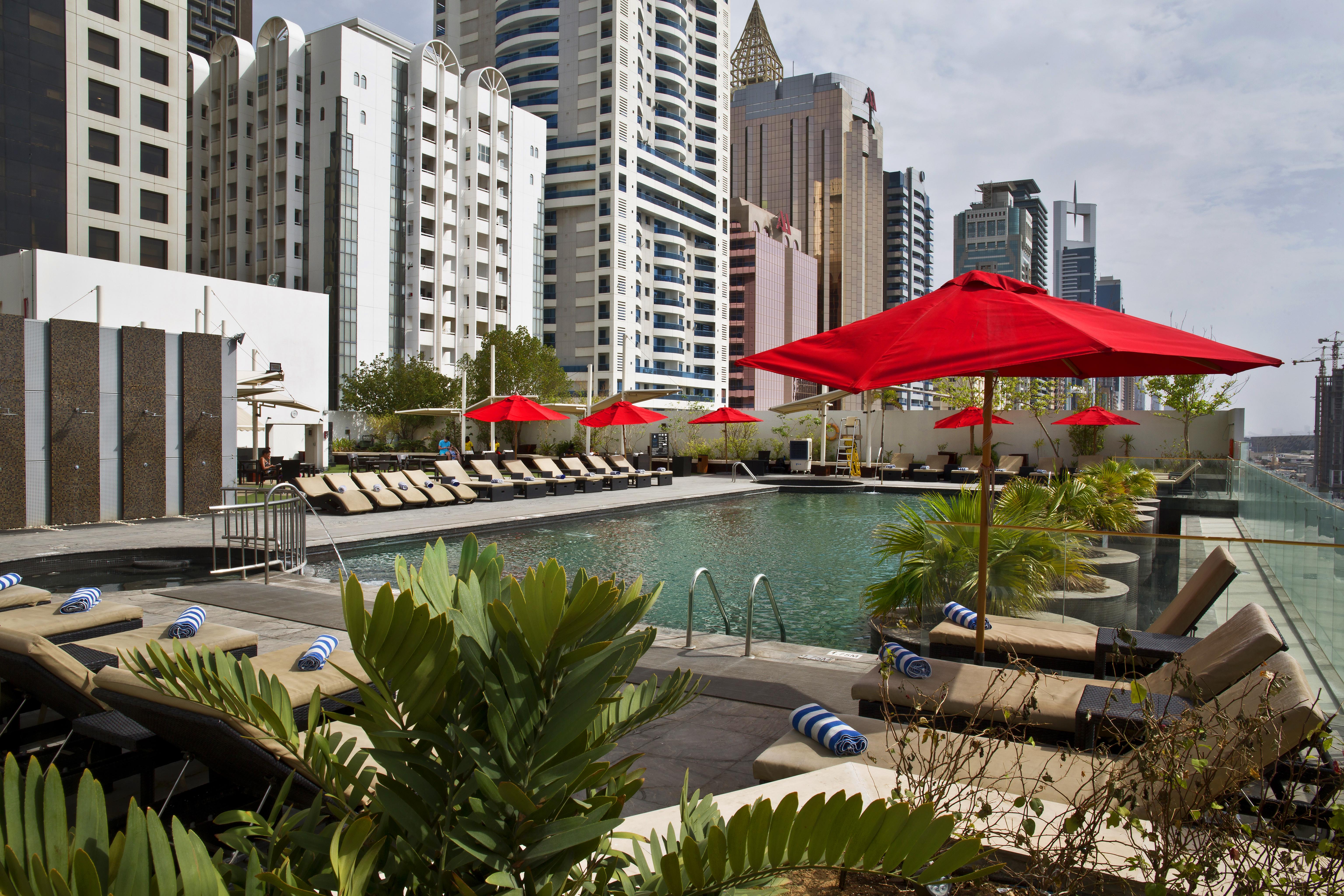 The Tower Plaza Hotel Dubái Exterior foto The pool at Jumeirah Jumeirah