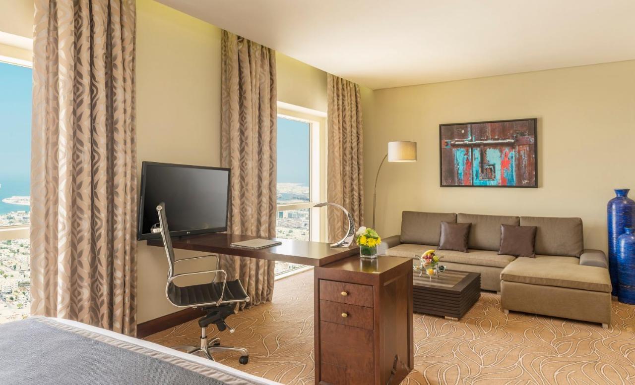 The Tower Plaza Hotel Dubái Exterior foto A room at the hotel
