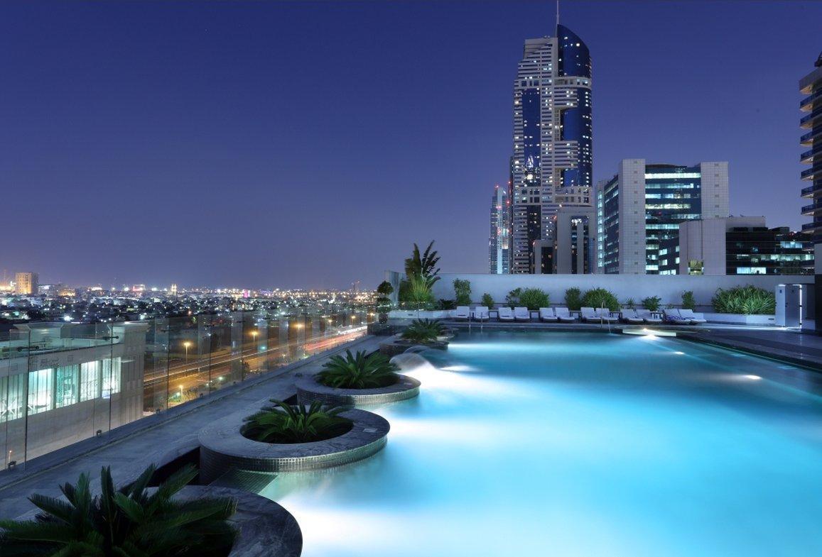 The Tower Plaza Hotel Dubái Exterior foto The pool at Jumeirah Jumeirah