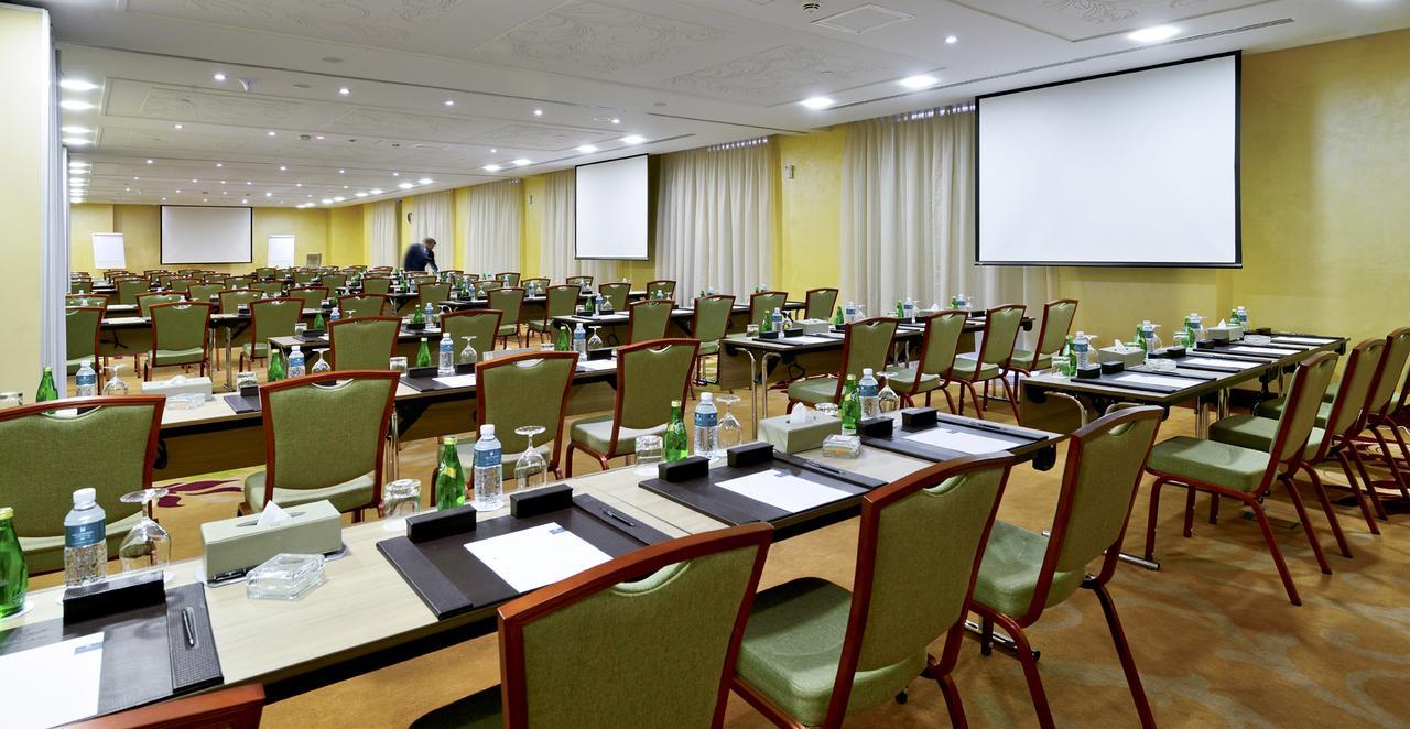 The Tower Plaza Hotel Dubái Exterior foto The meeting room at the hotel