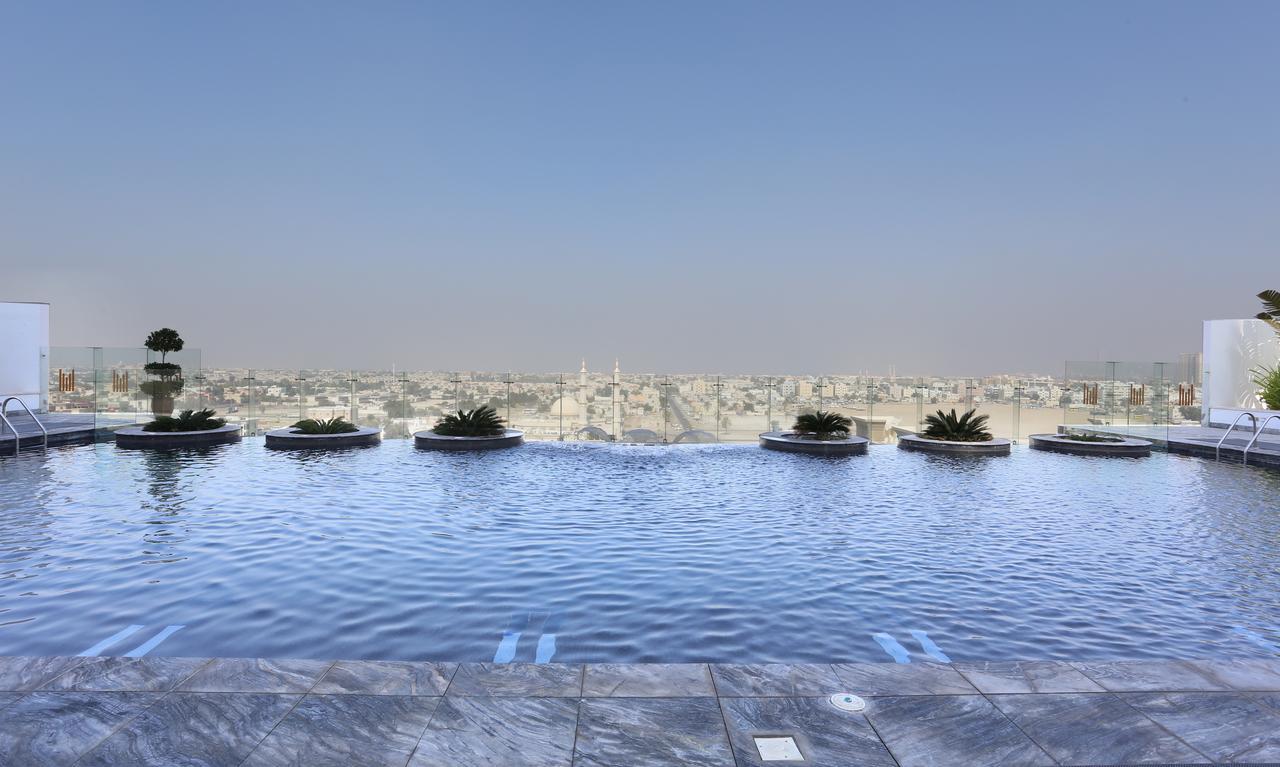 The Tower Plaza Hotel Dubái Exterior foto Rooftop pool